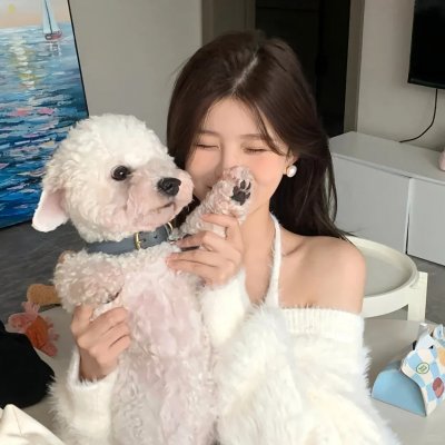 微光下的蓝色男孩